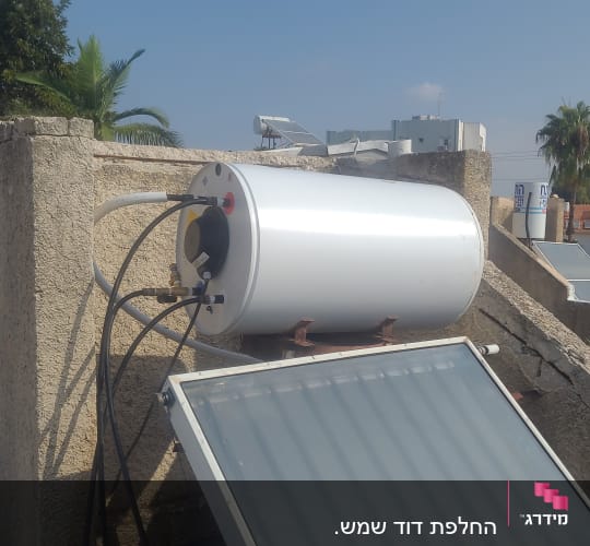 דוד שמש עם קולטים על גג בטון